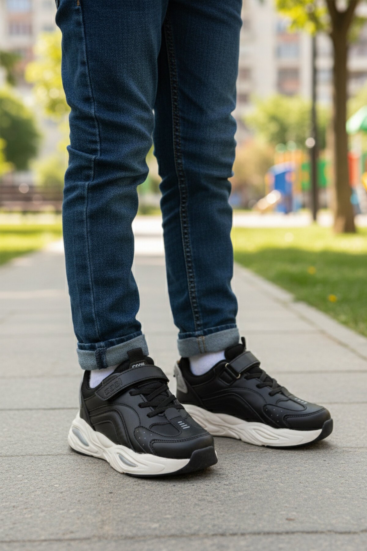 Siyah-Beyaz Cırtlı Hafif Çocuk Spor Ayakkabı Toti F