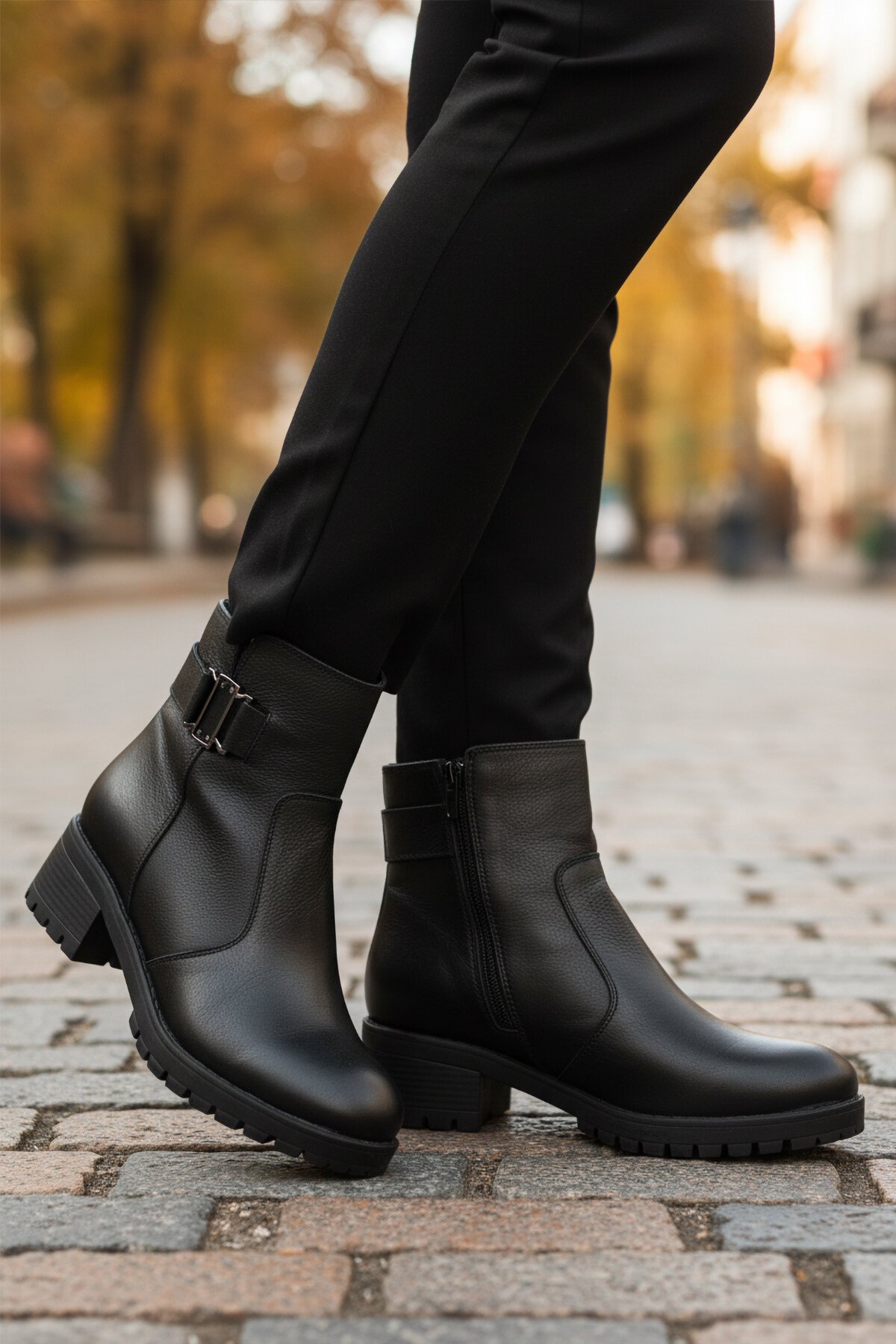 Siyah Hakiki Deri Hafif Kaymaz Taban Kadın Bot Premium 16463-1 Z