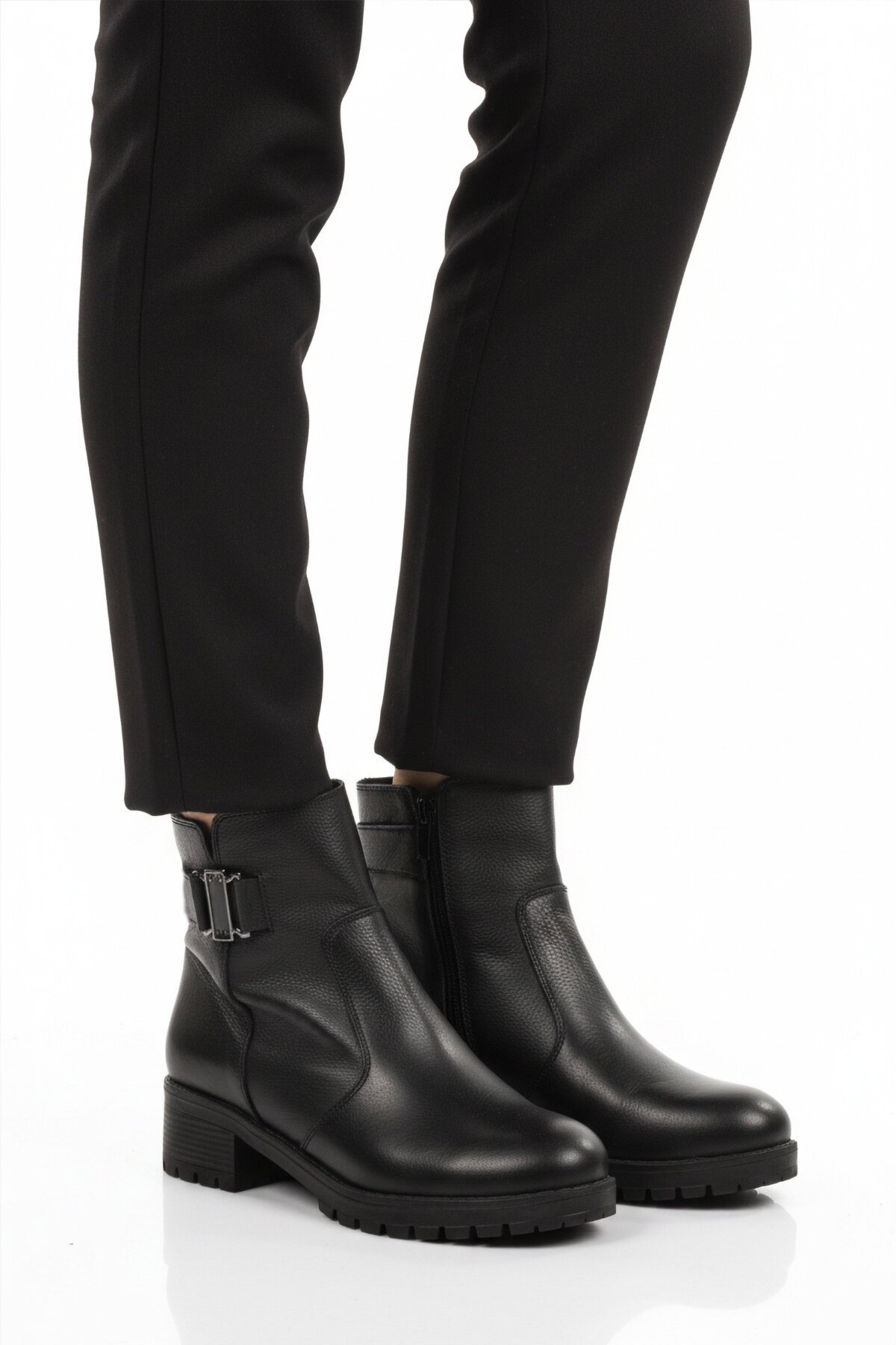 Siyah Hakiki Deri Hafif Kaymaz Taban Kadın Bot Premium 16463-1 Z