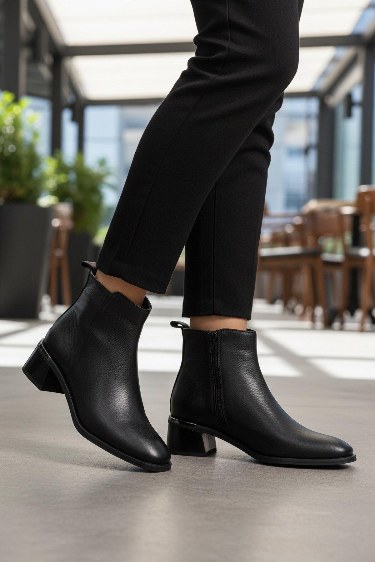 Siyah Hakiki Deri Fermuarlı Hafif Kadın Bot 9786-1 Z