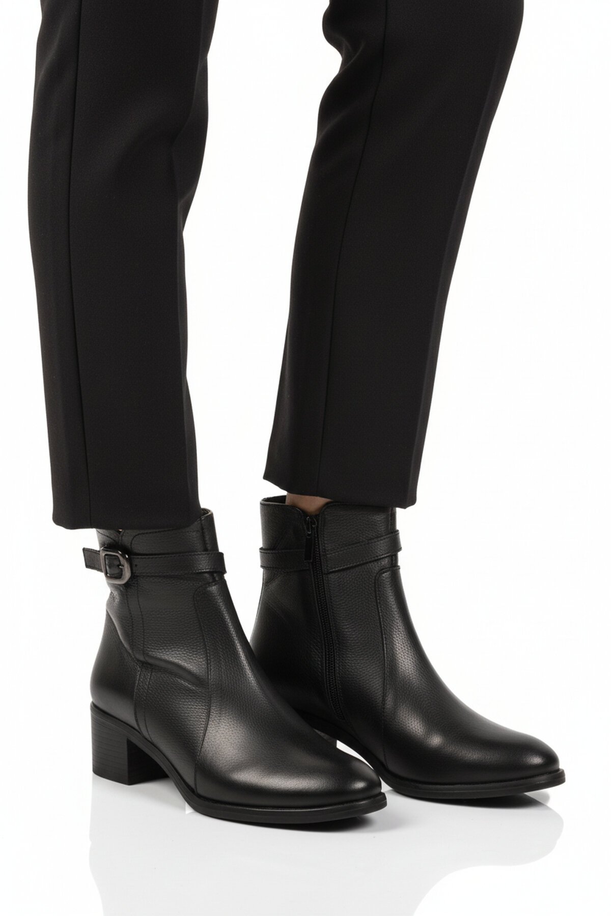 Siyah Hakiki Deri Fermuarlı İçi Polarlı Kadın Bot Premium 24113-1 Z