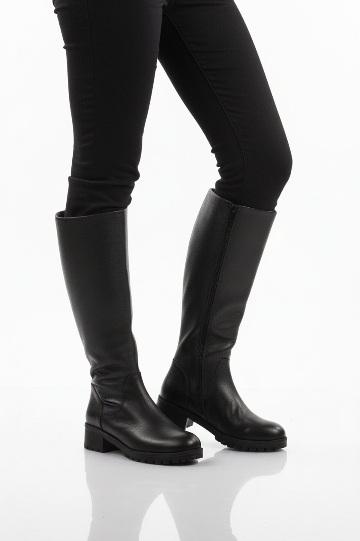 Siyah Hakiki Deri Kaymaz Taban Kadın Çizme 26900-1 Z