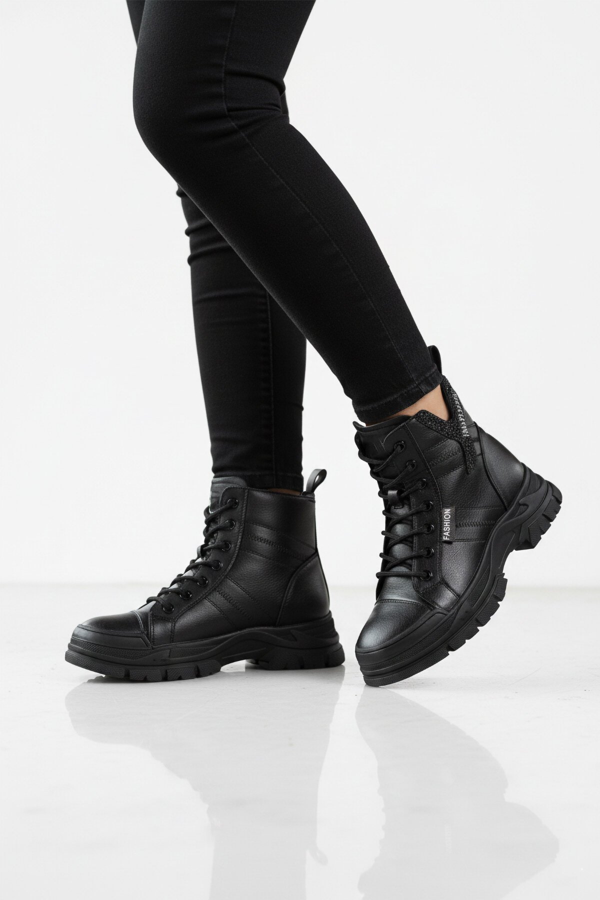 Siyah İçi Kürklü Kadın Bot 25K310-14 Z