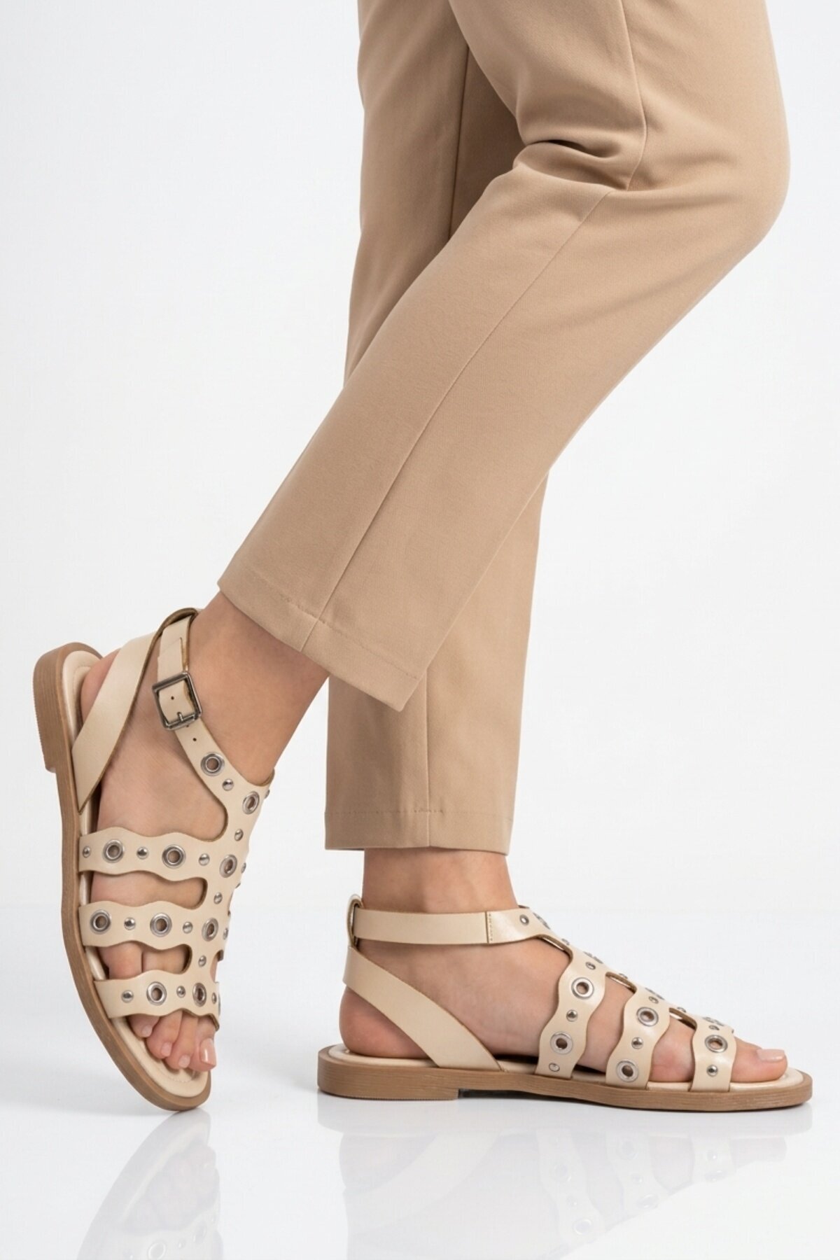 Bej Hafif ComfortSole Taban Kadın Sandalet 335337 Z