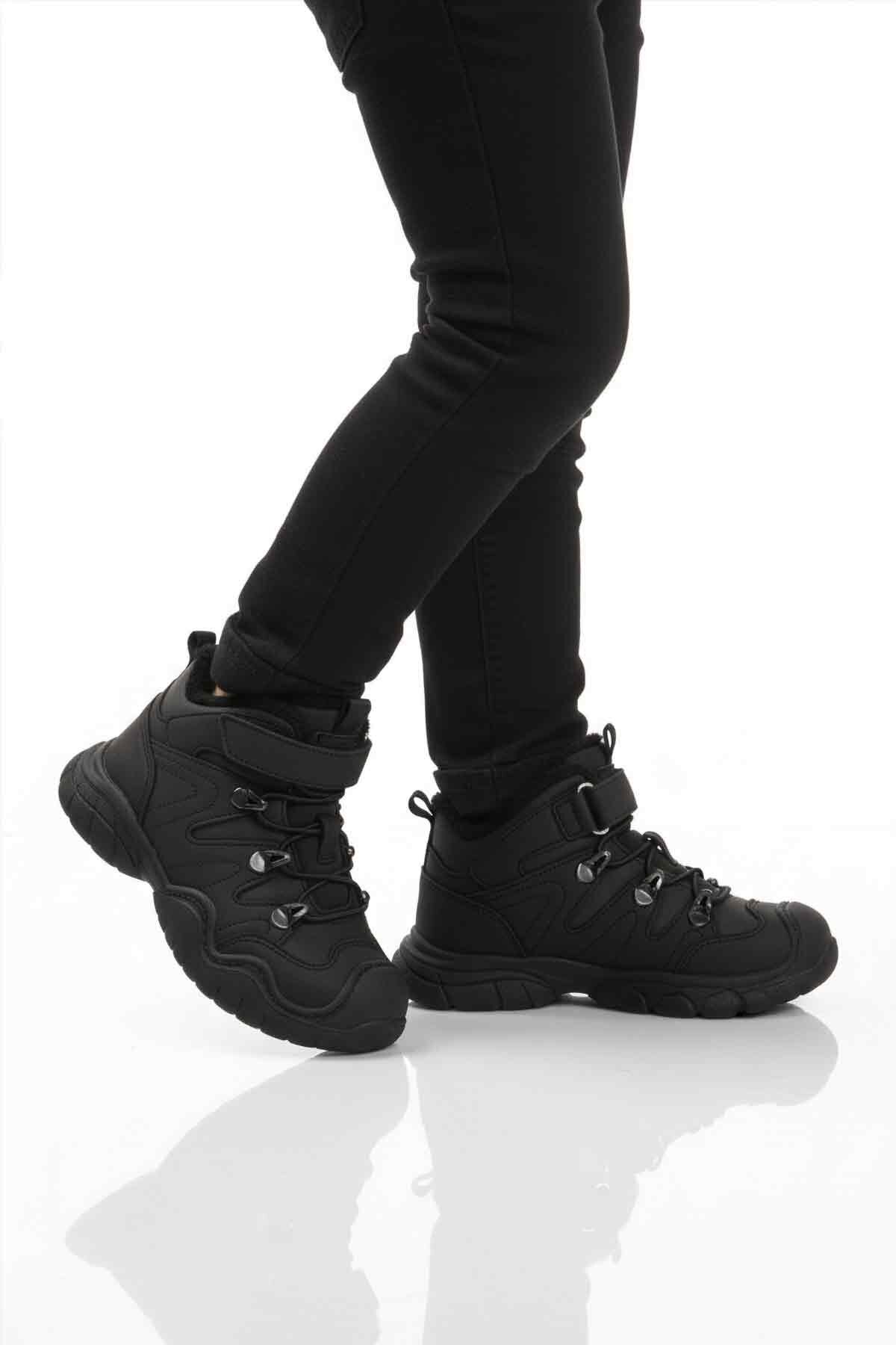 Siyah Çocuk Bot 2090 P