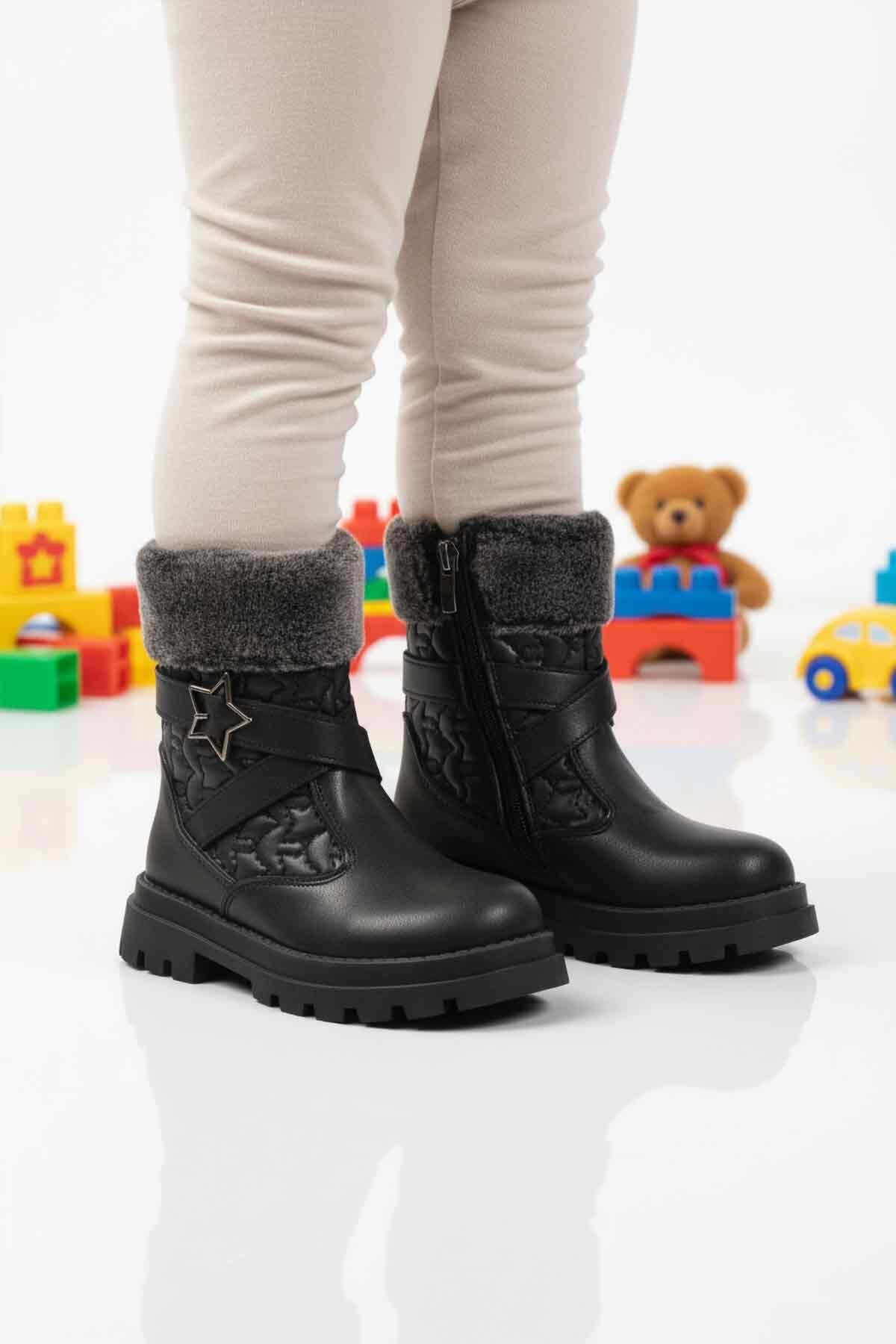 Siyah Çocuk Bot Evla P