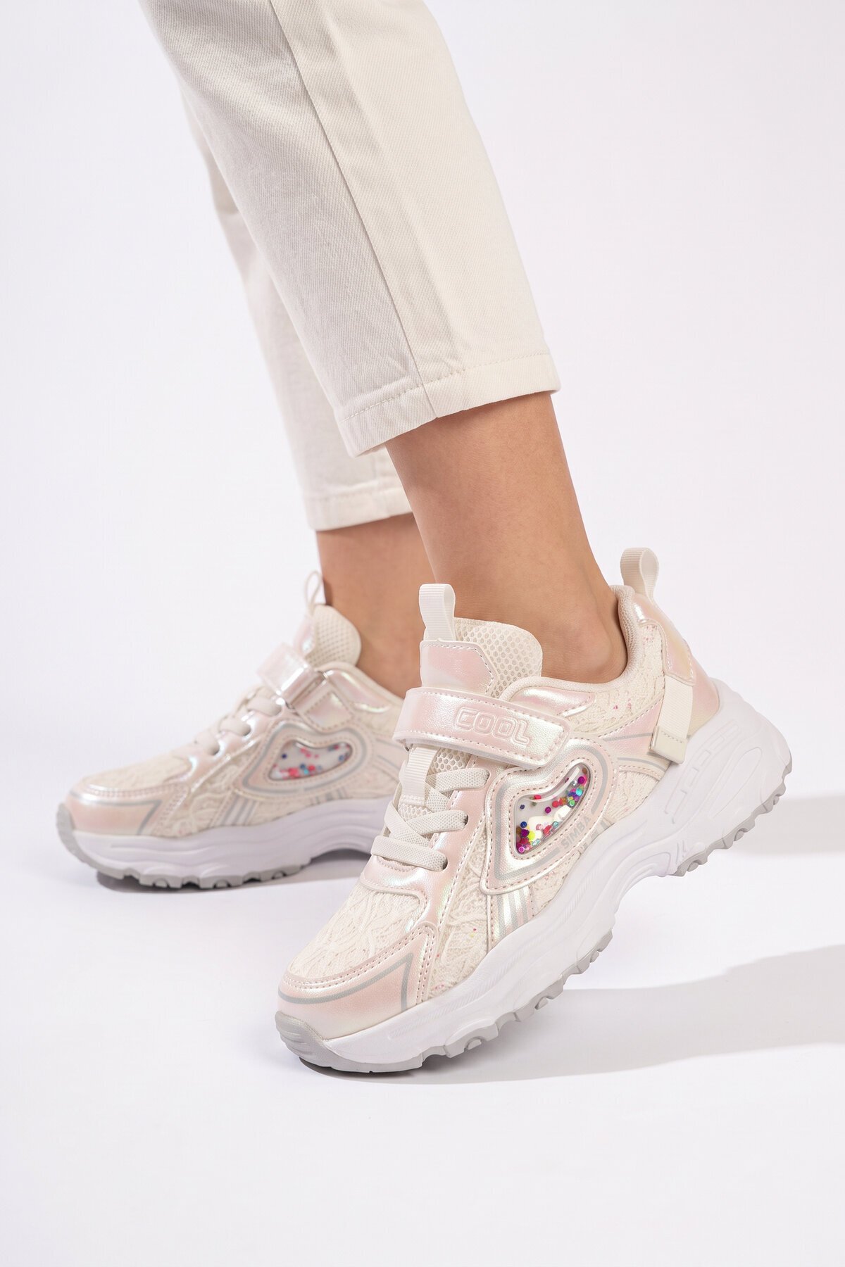 Beyaz Desenli Cırt Bantlı Rahat Tabanlı Kız Çocuk Yürüyüş ve Spor Ayakkabı Sneaker Sımba