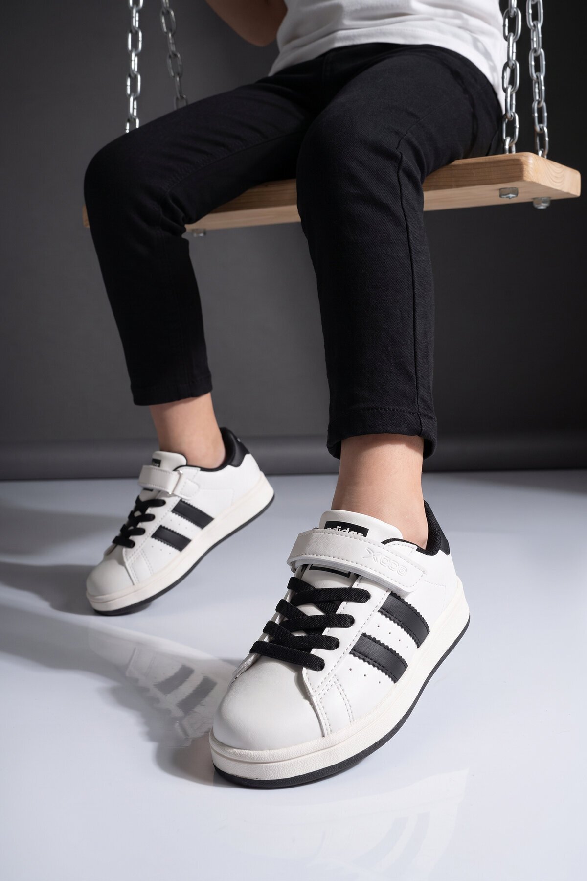 Cırt Bantlı Kalın Rahat Taban Beyaz-Siyah Unisex Çocuk Yürüyüş ve Spor Ayakkabı Sneaker Coop