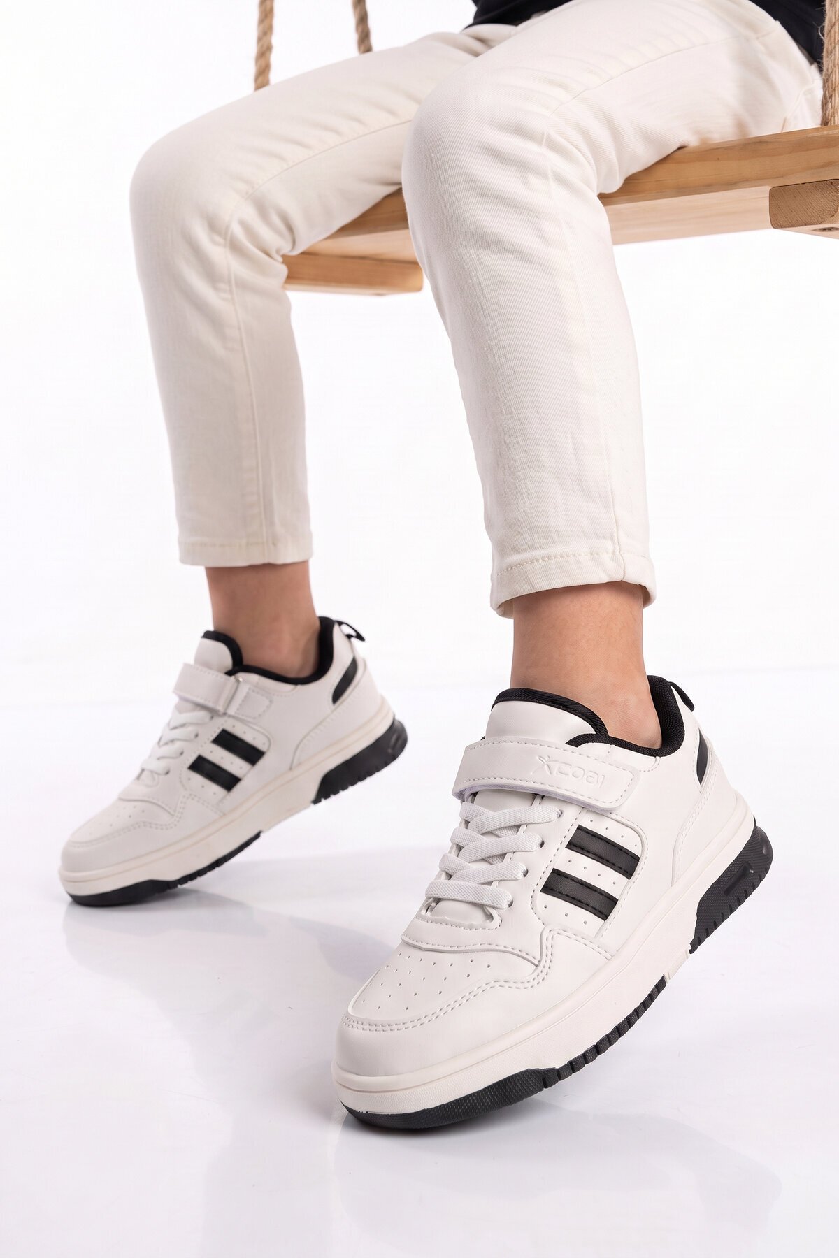 Cırt Bantlı Kalın Rahat Taban Beyaz-Siyah Unisex Çocuk Yürüyüş ve Spor Ayakkabı Sneaker Foor