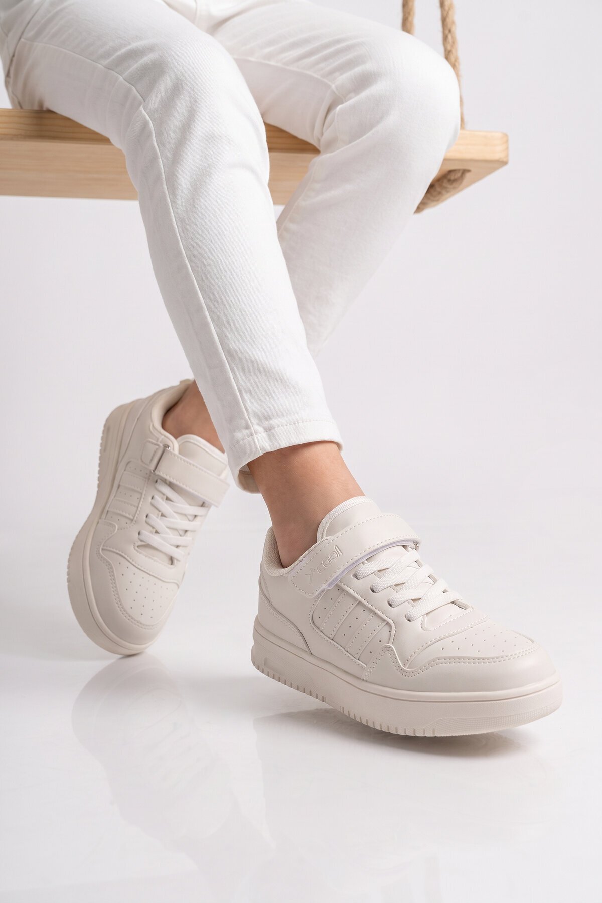 Cırt Bantlı Kalın Rahat Taban Beyaz Unisex Çocuk Yürüyüş ve Spor Ayakkabı Sneaker Foor