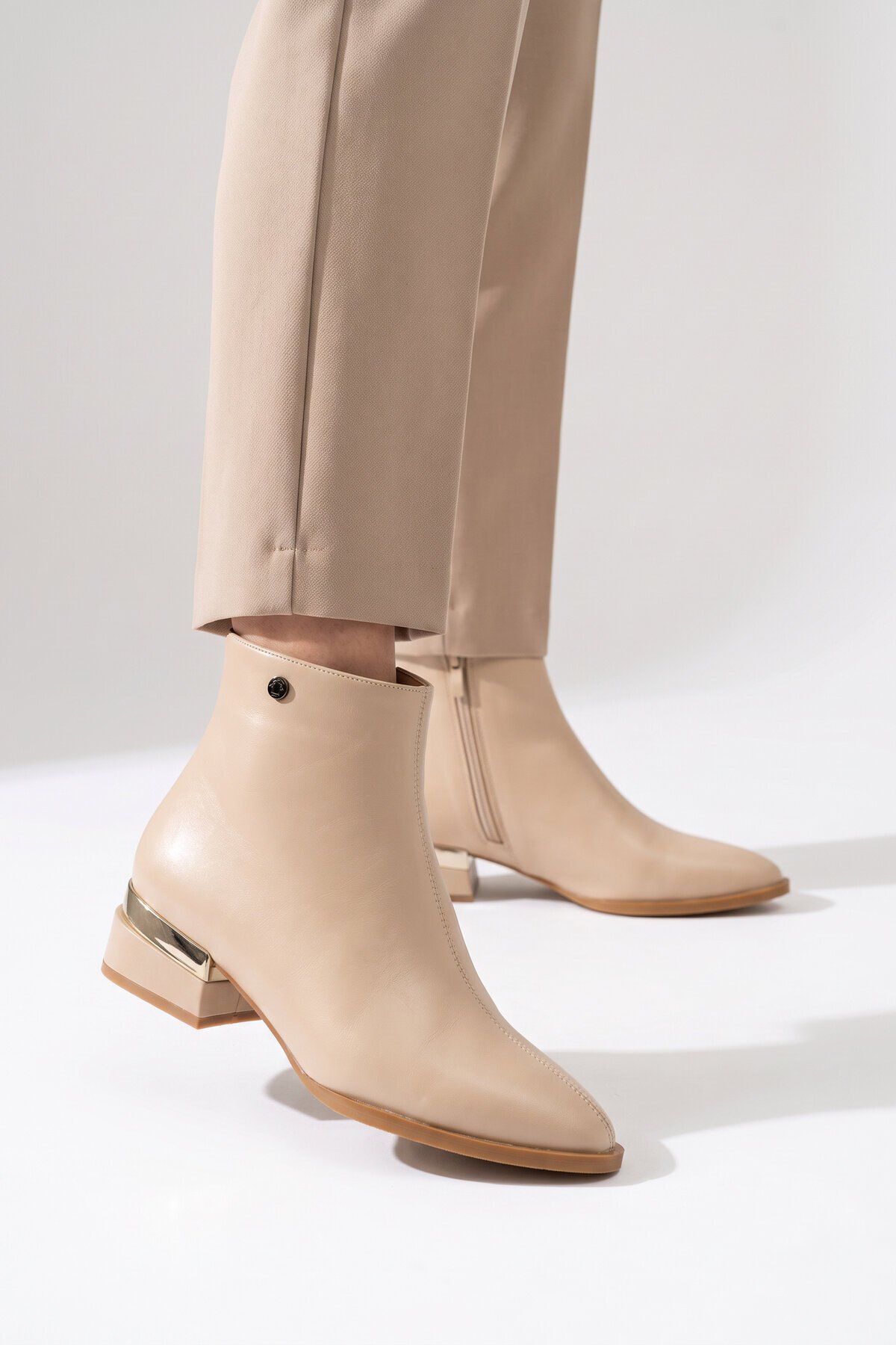 Krem Parlak İçi Kürklü Sivri Burunlu Şık Rahat Kadın Bot PC-54991