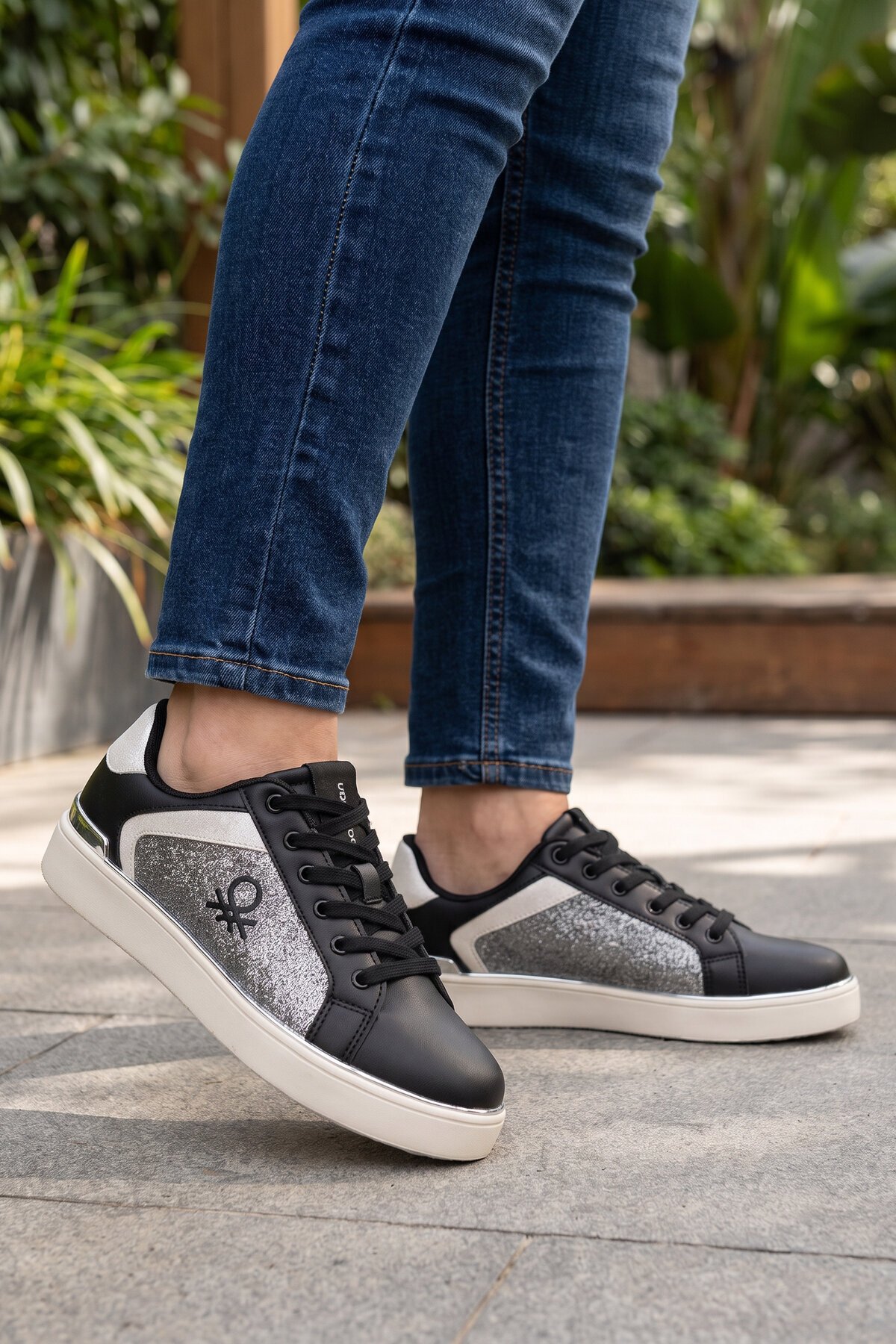 Bağcıklı Kalın Tabanlı Siyah-Beyaz Kadın Yürüyüş ve Spor Ayakkabı Sneaker BNI-12123